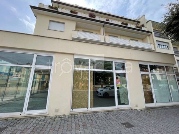 negozio in vendita a Camaiore in zona Lido di Camaiore