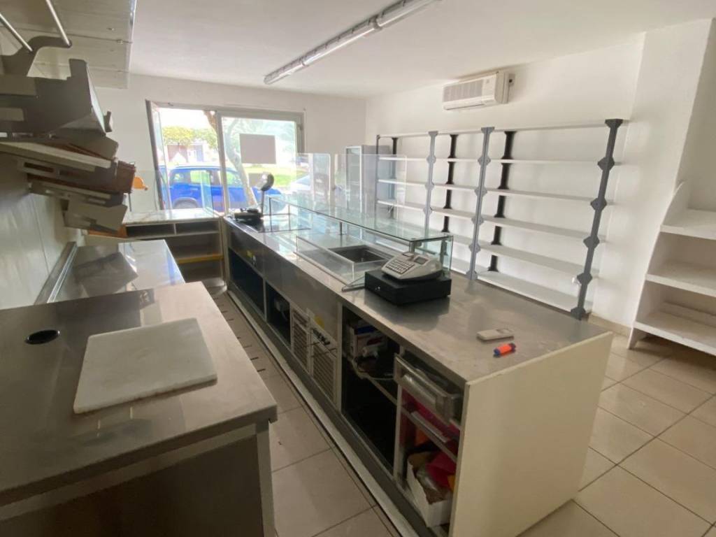 negozio in vendita a Camaiore in zona Lido di Camaiore