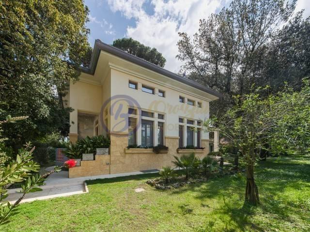 casa indipendente in vendita a Camaiore