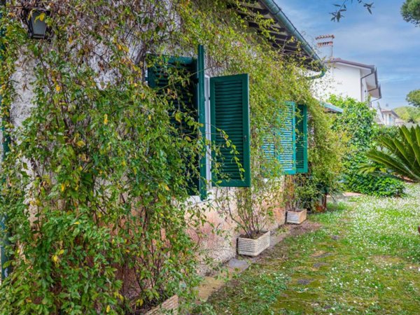 casa indipendente in vendita a Camaiore in zona Lido di Camaiore