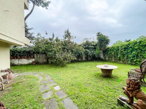 casa indipendente in vendita a Camaiore in zona Lido di Camaiore