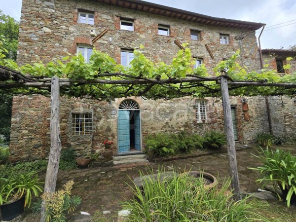 casa indipendente in vendita a Camaiore in zona Pedona