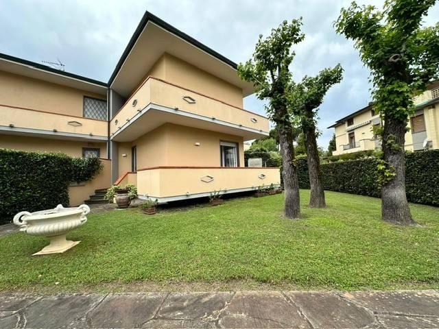 casa indipendente in vendita a Camaiore in zona Lido di Camaiore