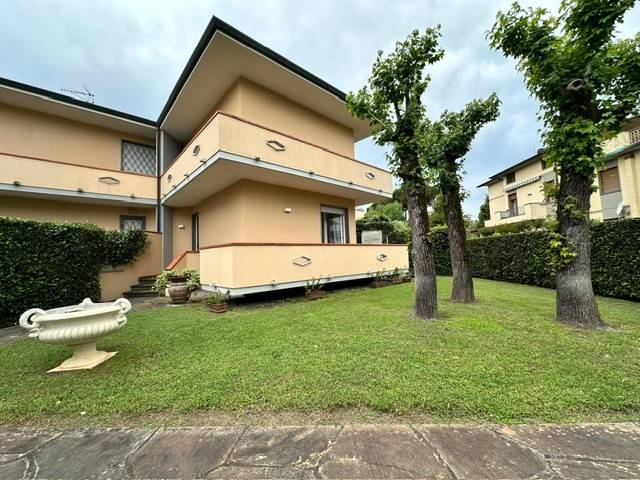 casa indipendente in vendita a Camaiore in zona Lido di Camaiore