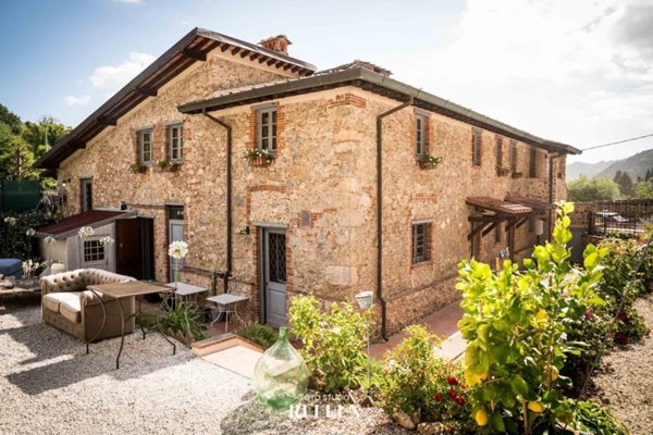 negozio in vendita a Camaiore