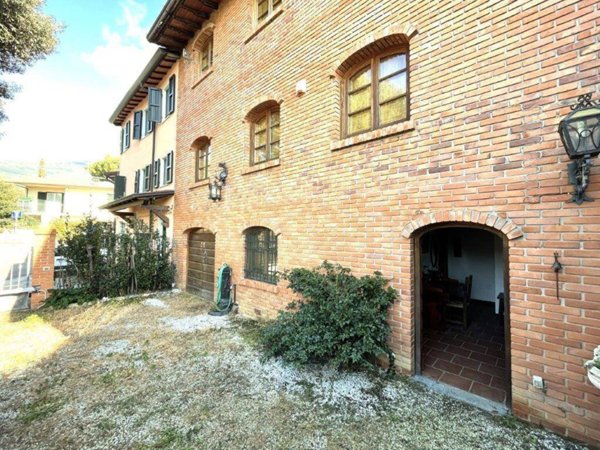 casa indipendente in vendita a Camaiore