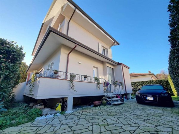 casa indipendente in vendita a Camaiore in zona Lido di Camaiore