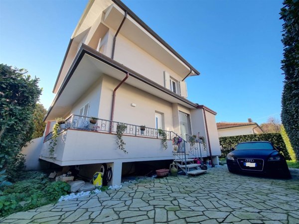casa indipendente in vendita a Camaiore in zona Lido di Camaiore