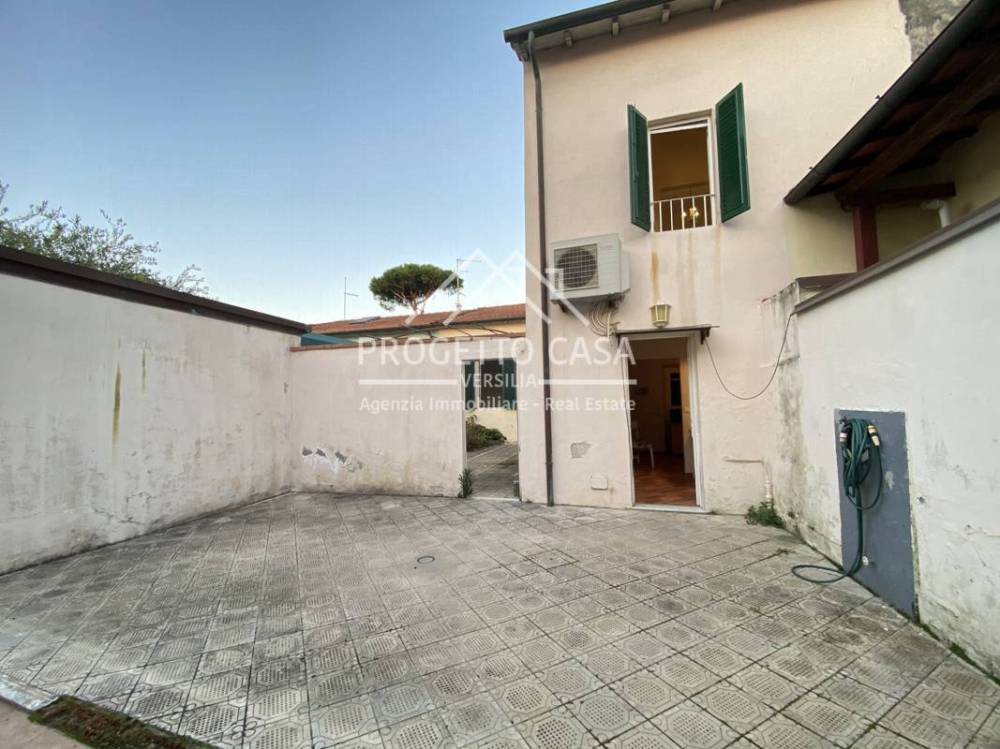 casa indipendente in vendita a Camaiore in zona Lido di Camaiore