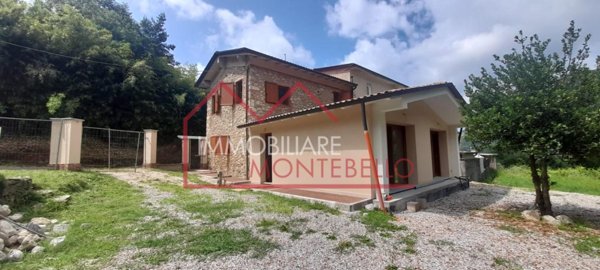 casa indipendente in vendita a Camaiore in zona Vado