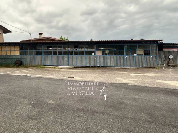 locale di sgombero in vendita a Camaiore in zona Capezzano Pianore