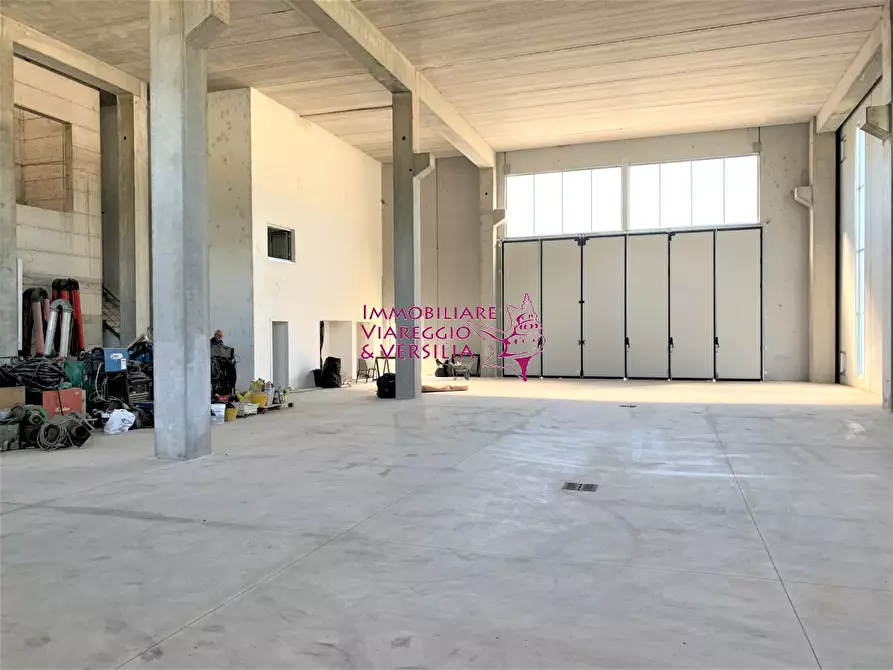 locale di sgombero in vendita a Camaiore in zona Capezzano Pianore