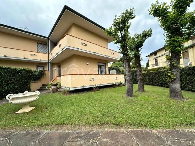 casa indipendente in vendita a Camaiore in zona Lido di Camaiore
