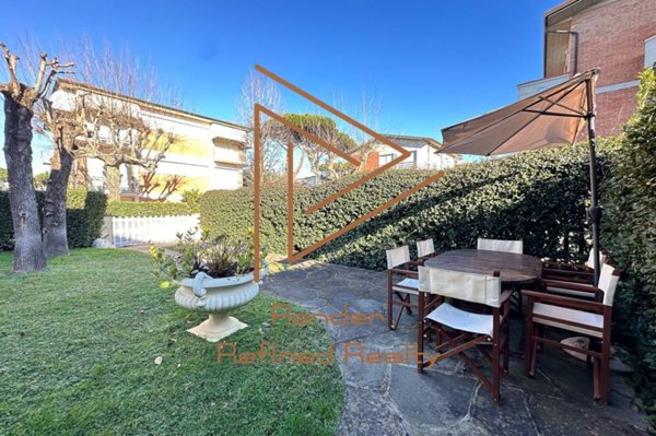 casa indipendente in vendita a Camaiore in zona Lido di Camaiore
