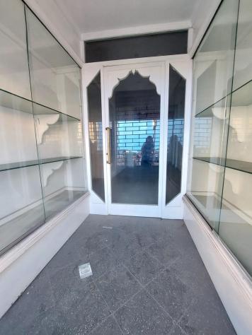 negozio in vendita a Camaiore in zona Lido di Camaiore