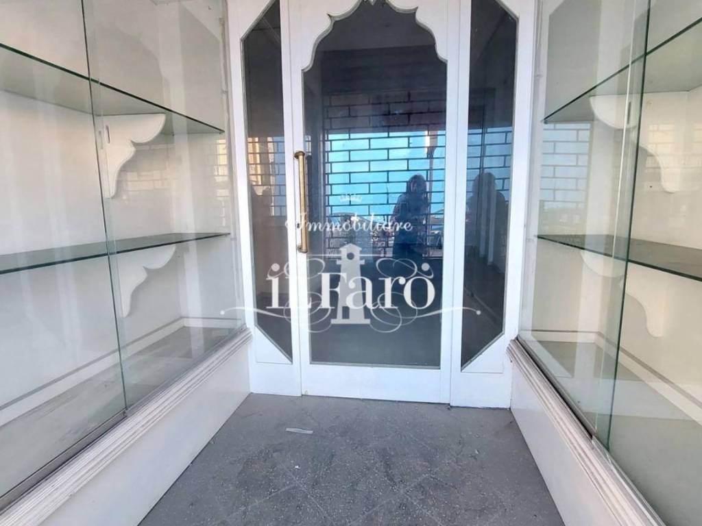 negozio in vendita a Camaiore in zona Lido di Camaiore