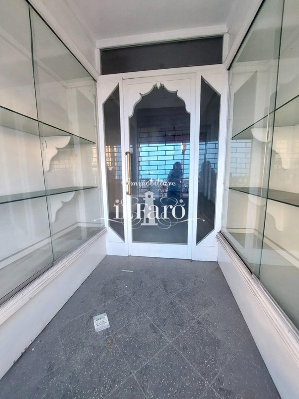 negozio in vendita a Camaiore in zona Lido di Camaiore