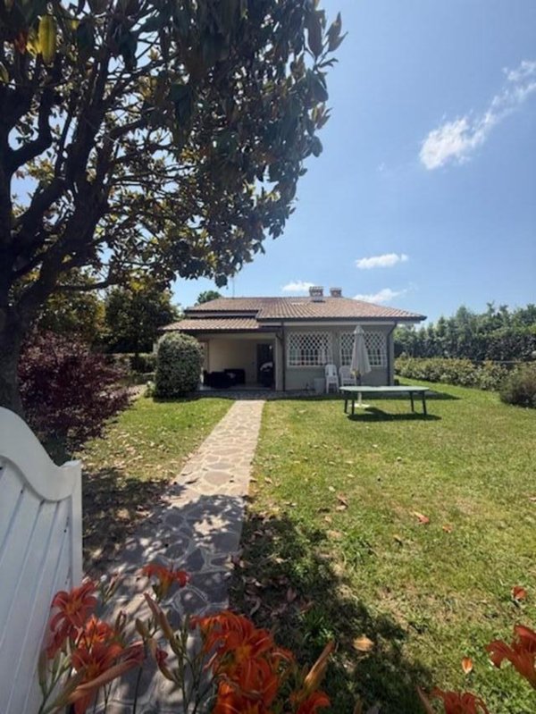 casa indipendente in vendita a Camaiore in zona Lido di Camaiore
