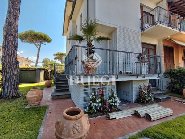 appartamento in vendita a Camaiore in zona Lido di Camaiore