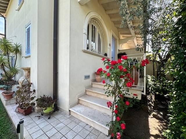 casa indipendente in vendita a Camaiore in zona Lido di Camaiore