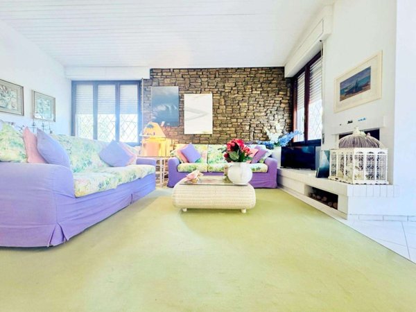 casa indipendente in vendita a Camaiore in zona Lido di Camaiore