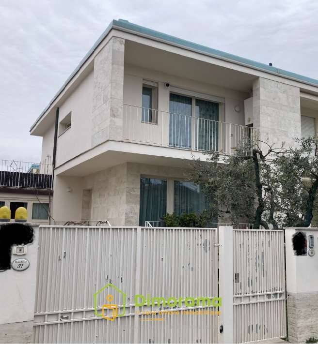 casa indipendente in vendita a Camaiore in zona Lido di Camaiore