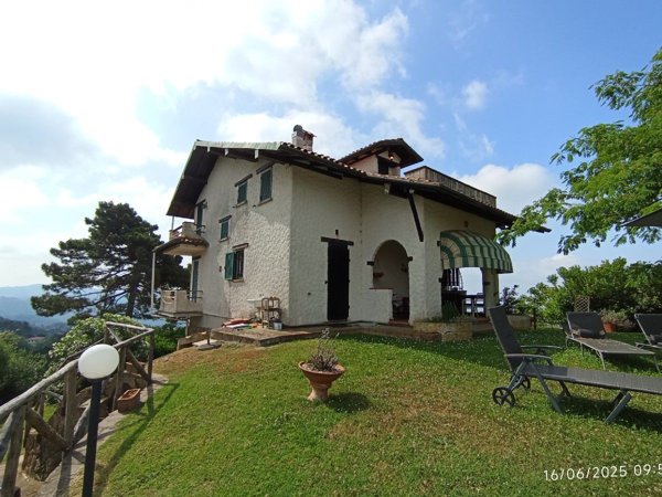 casa indipendente in vendita a Camaiore in zona Pedona