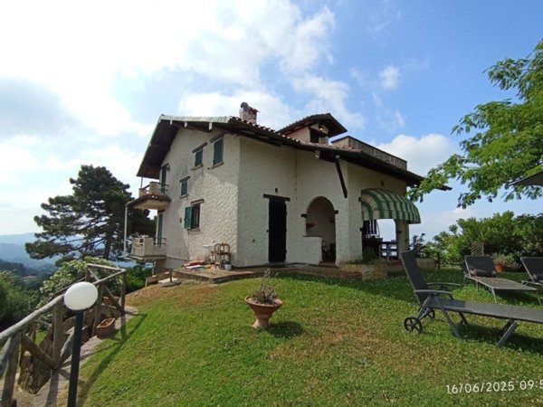 casa indipendente in vendita a Camaiore in zona Pedona
