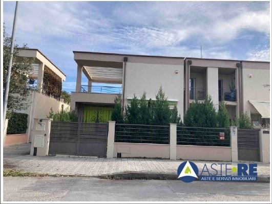 intera palazzina in vendita a Camaiore in zona Lido di Camaiore