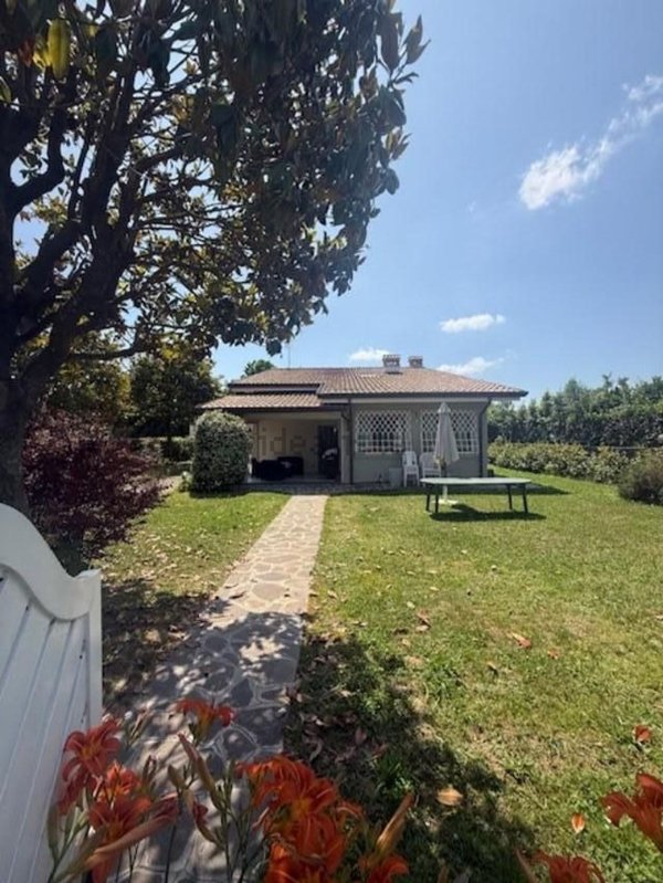 casa indipendente in vendita a Camaiore in zona Lido di Camaiore