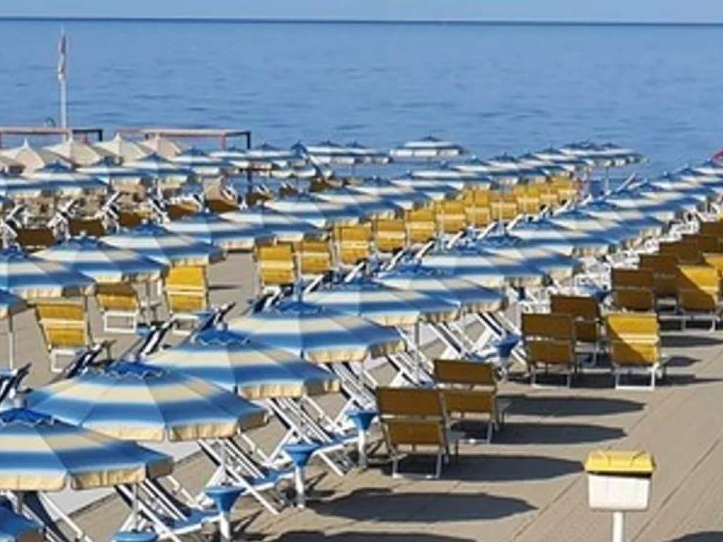 negozio in vendita a Camaiore in zona Lido di Camaiore