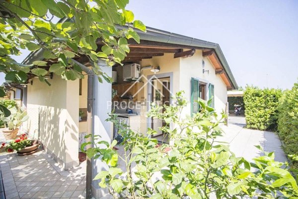 casa indipendente in vendita a Camaiore in zona Lido di Camaiore