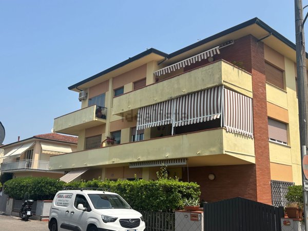 appartamento in vendita a Camaiore in zona Lido di Camaiore