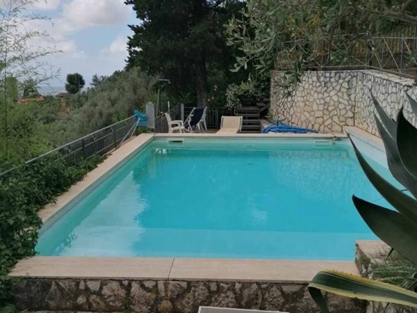 casa semindipendente in vendita a Camaiore