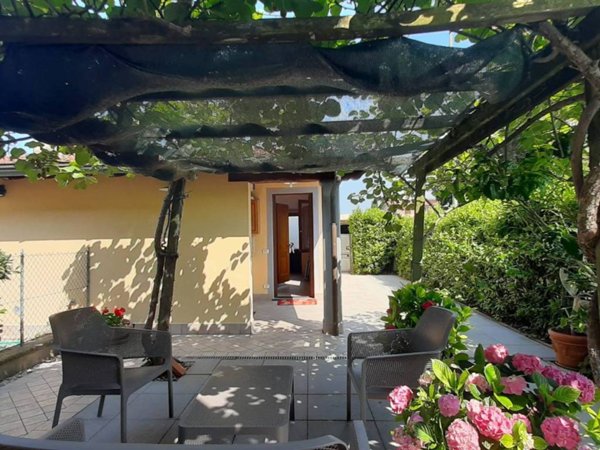 casa indipendente in vendita a Camaiore in zona Lido di Camaiore