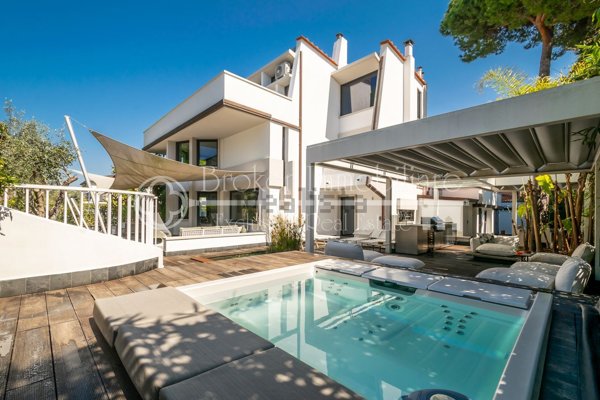 casa indipendente in vendita a Camaiore in zona Lido di Camaiore
