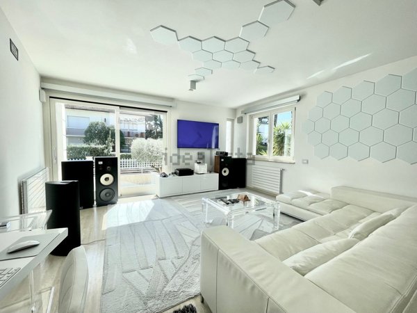 casa indipendente in vendita a Camaiore in zona Lido di Camaiore