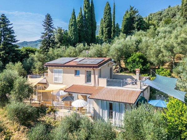 casa indipendente in vendita a Camaiore