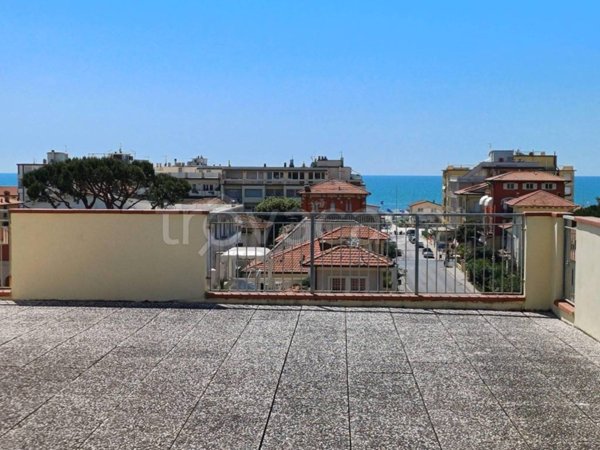 negozio in vendita a Camaiore in zona Lido di Camaiore
