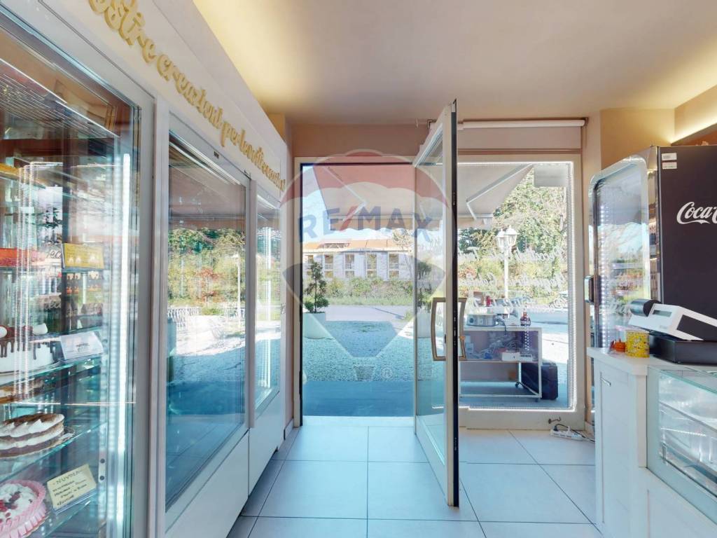 negozio in vendita a Camaiore in zona Lido di Camaiore