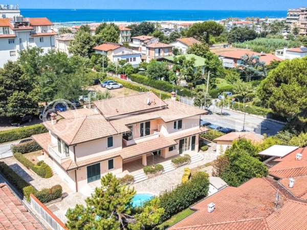 casa indipendente in vendita a Camaiore in zona Lido di Camaiore