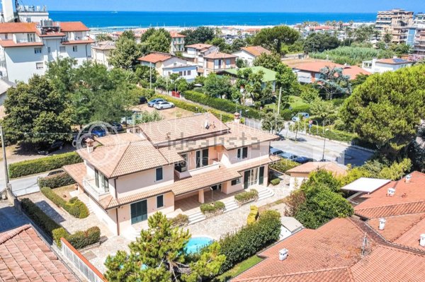 casa indipendente in vendita a Camaiore in zona Lido di Camaiore