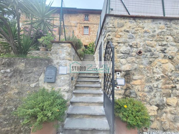 casa indipendente in vendita a Camaiore in zona Montebello