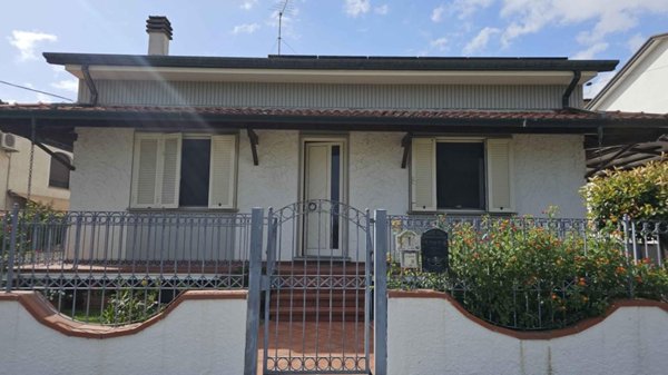 casa indipendente in vendita a Camaiore in zona Lido di Camaiore