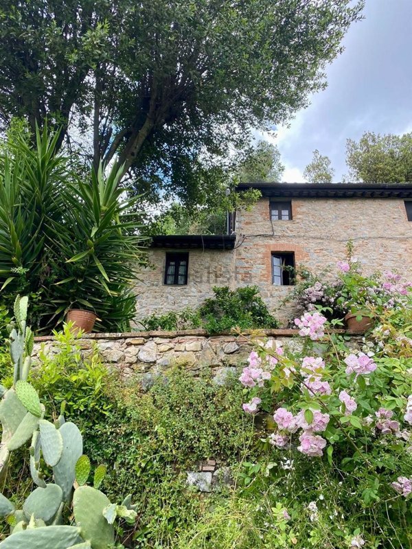 casale in vendita a Camaiore in zona Metato