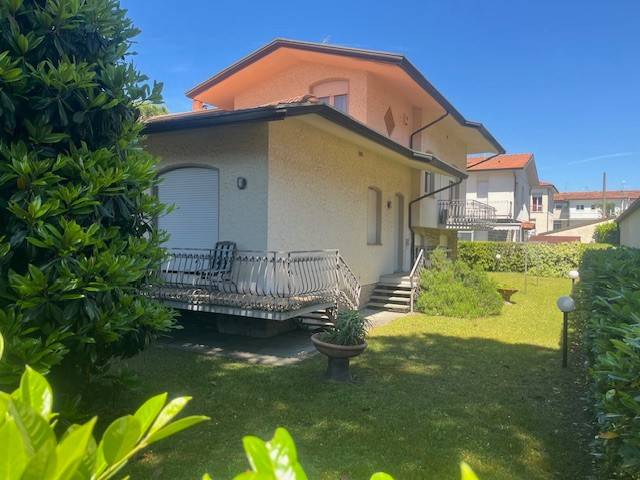casa indipendente in vendita a Camaiore in zona Lido di Camaiore