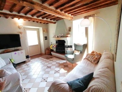 intera palazzina in vendita a Camaiore in zona Casoli