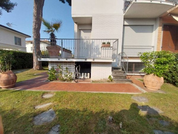 appartamento in vendita a Camaiore in zona Lido di Camaiore
