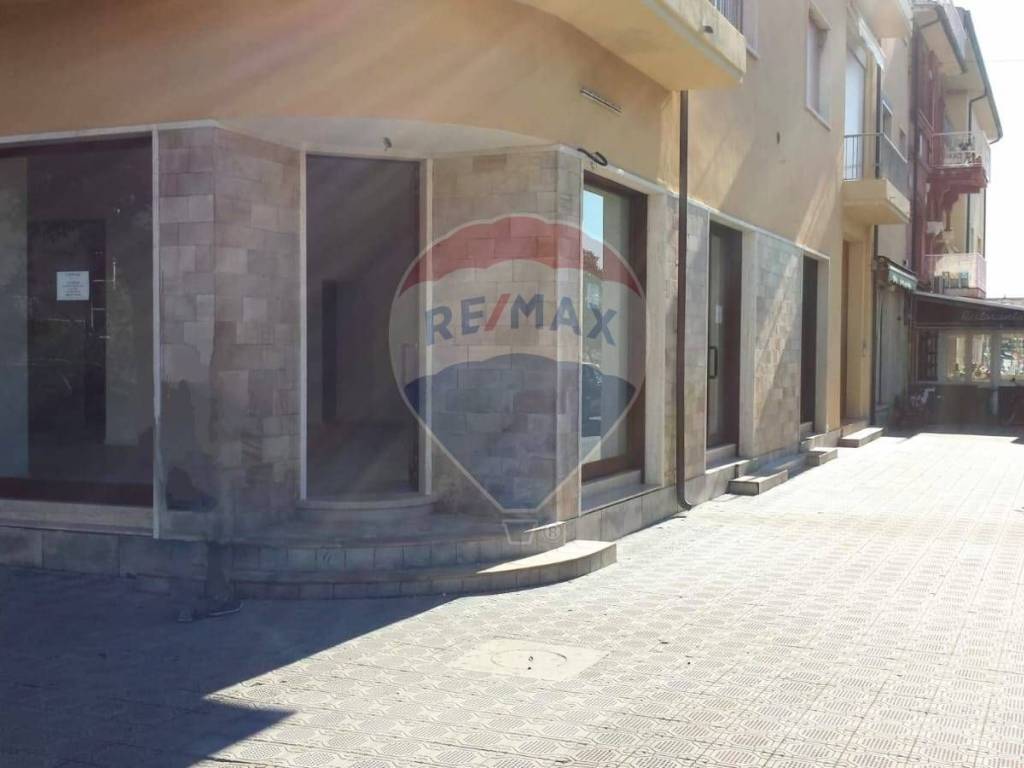 negozio in vendita a Camaiore in zona Lido di Camaiore