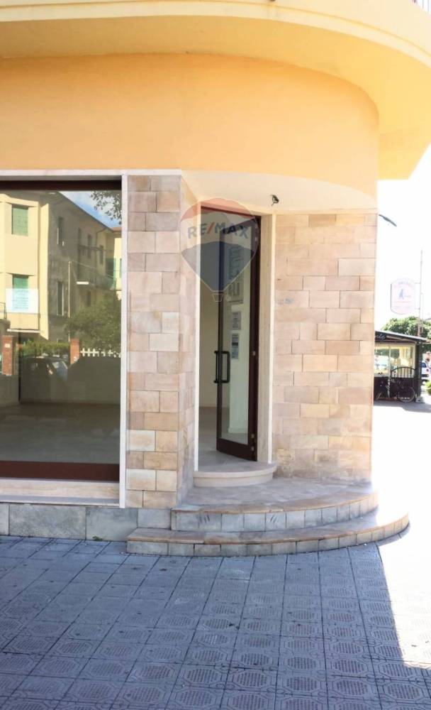 negozio in vendita a Camaiore in zona Lido di Camaiore